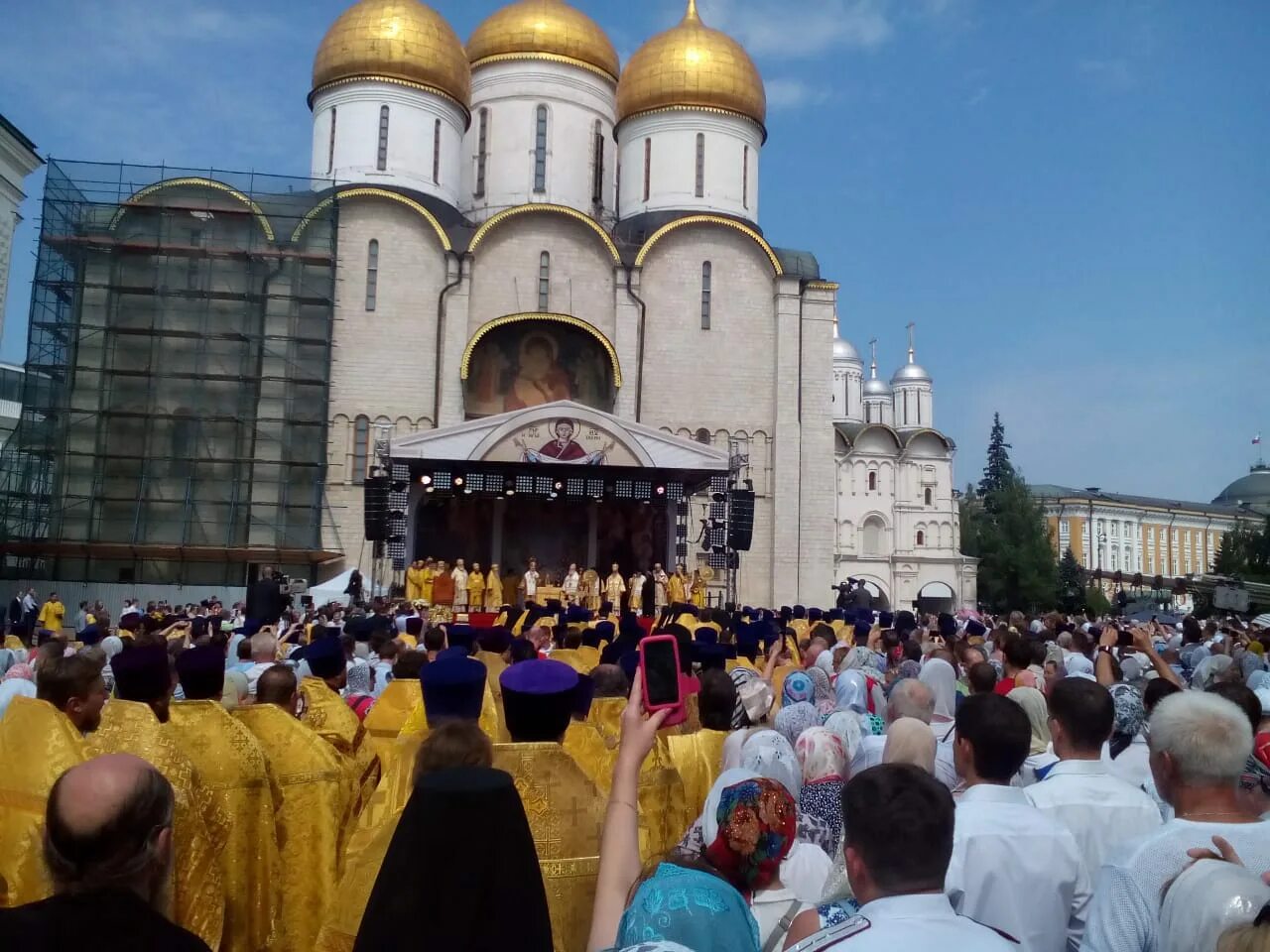 Какой сегодня 27 февраля праздник церковный. Крестный ход у Благовещенского собора в Московском Кремле. Крестный ход на Соборной площади Кремля. Бодри крестный ход у Благовещенского собора. Крестный ход от Благовещенского собора.