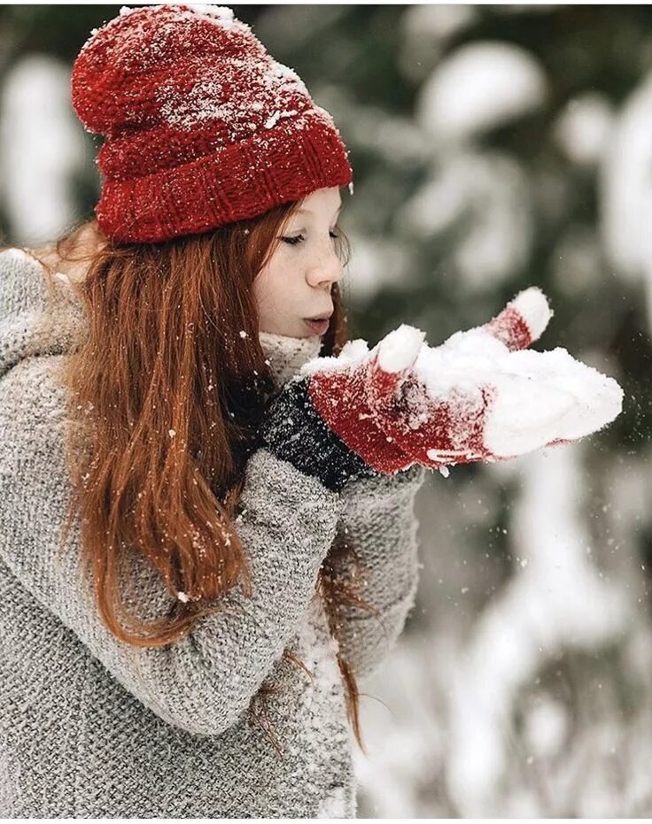 Зимой снега не выпросишь. Фото девушек с большим красным цветком зимой. Зимой снега не выпросишь картинки. Ли зима в этом году