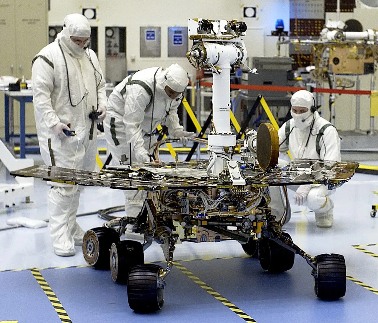 Первые космические роботы. Марсоход 2004 спирит. Марсоходы спирит и Оппортьюнити. Марсоход Spirit и opportunity. Mars Spirit Rover.