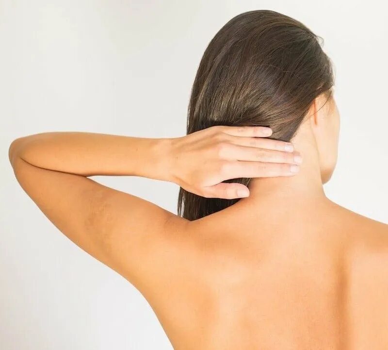 Шея со спины. Ina's back. Красивая женская шея. Расцарапанная спина девушки. Карандаш между лопатками.