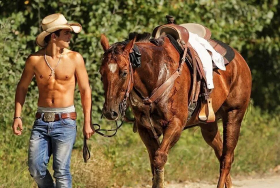 Разные ковбои. Фотосессия в ковбойском стиле с лошадью. Мужчина на лошади. Фотосессия с лошадью мужчина. Ковбой на лошади.