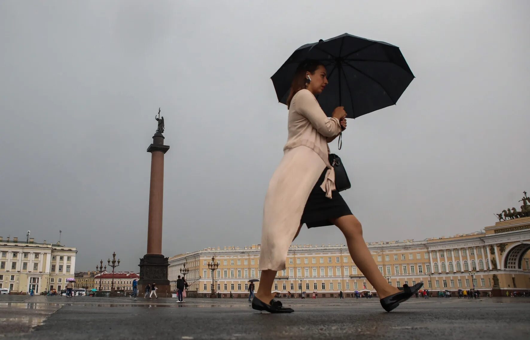 Ветер в Питере. Девушка на фоне города Санкт Петербурга ветер. Петербург ветер циклон. Прогулки под дождем день в Санкт Петербург видео.