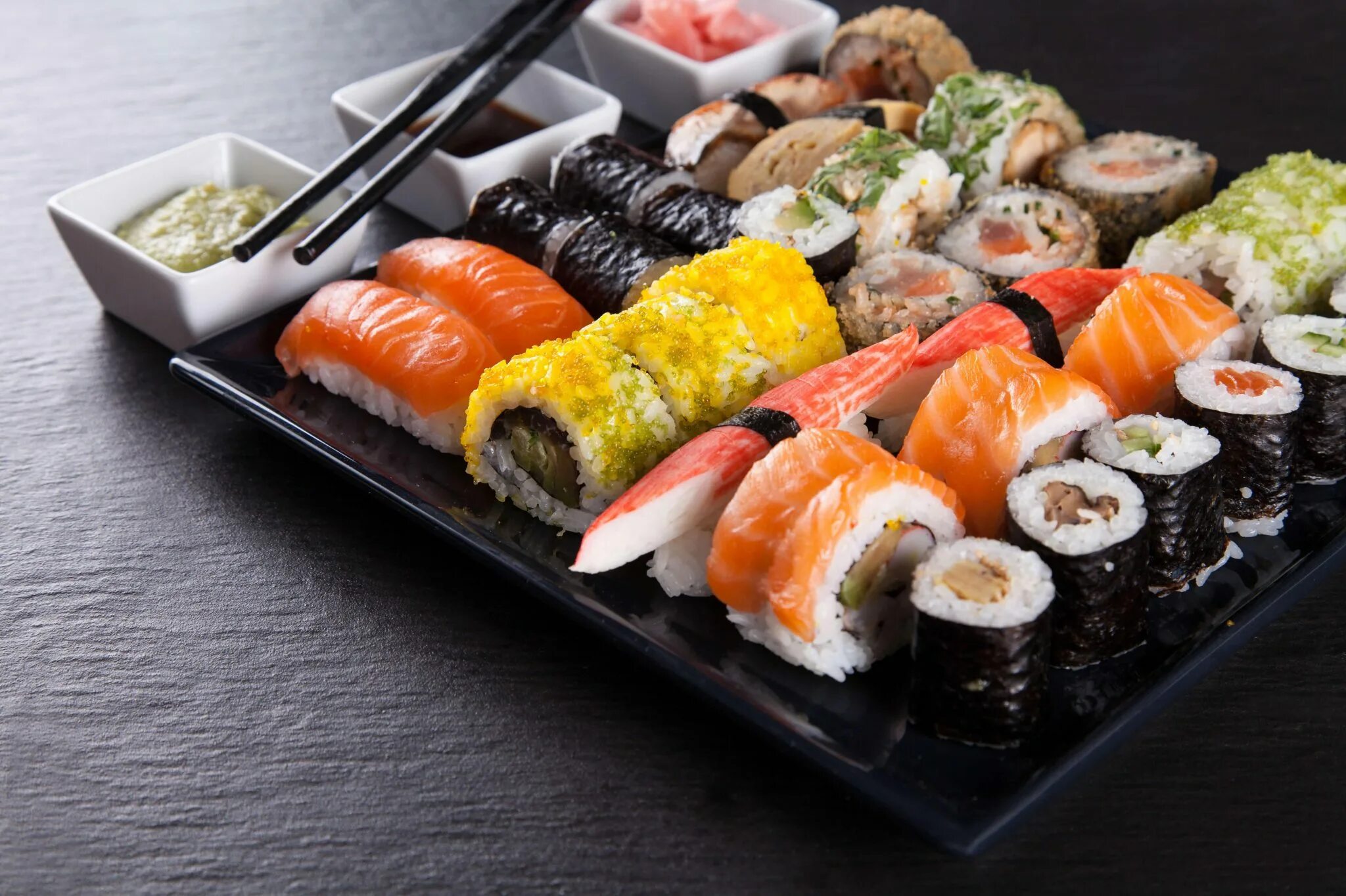 Суши сам заказать. Макидзуси. Суши и роллы. Красивые роллы. Японская кухня.