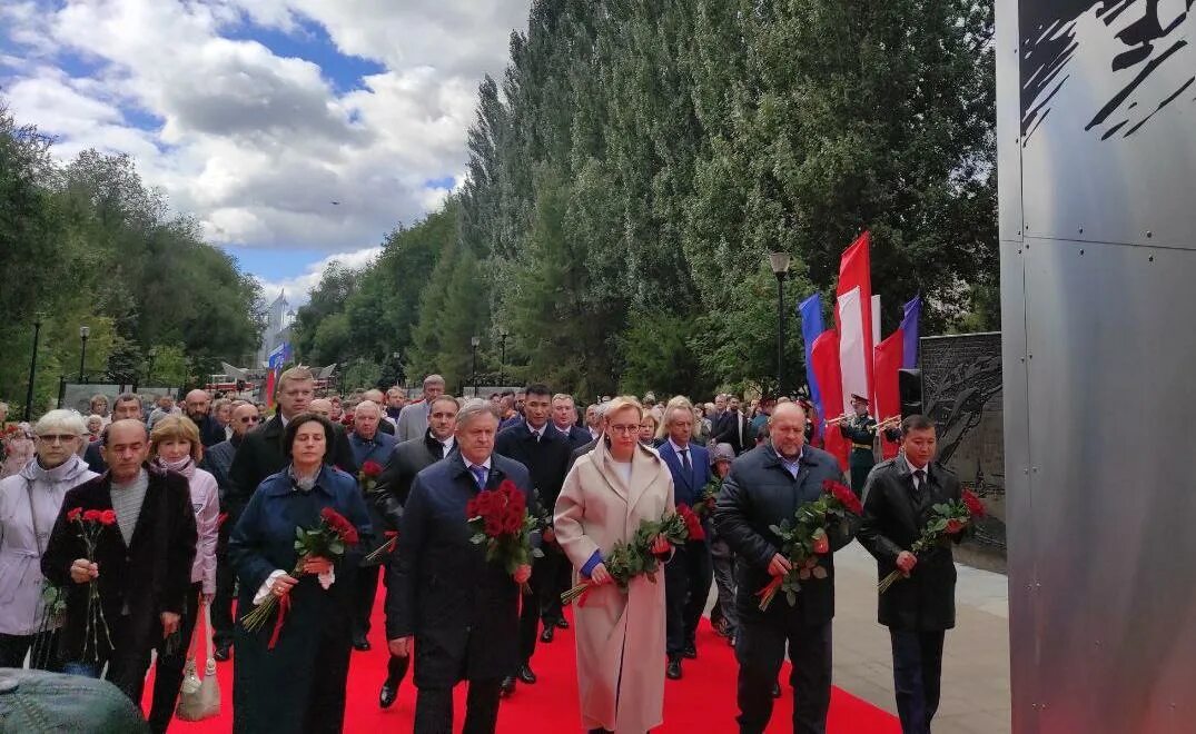 Города трудовой доблести 2022 год. Возложение цветов к Стелле. Возложение цветов в Самаре.