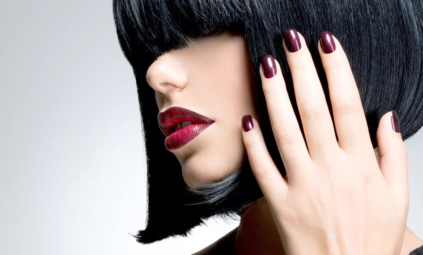 девушка с красивыми волосами и маникюром. девушка с красивым макияжем. девушка волосы ногти. красивые волосы и ногти. салон красоты девушка.