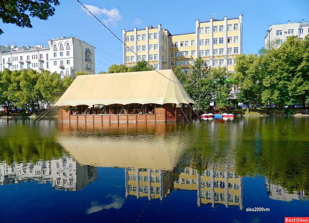 Чистопрудный бульвар 19 стр 1. Чистые пруды одежда. Чистые пруды москва лето. Чистые пруды фильм. Сериал про чистые пруды.