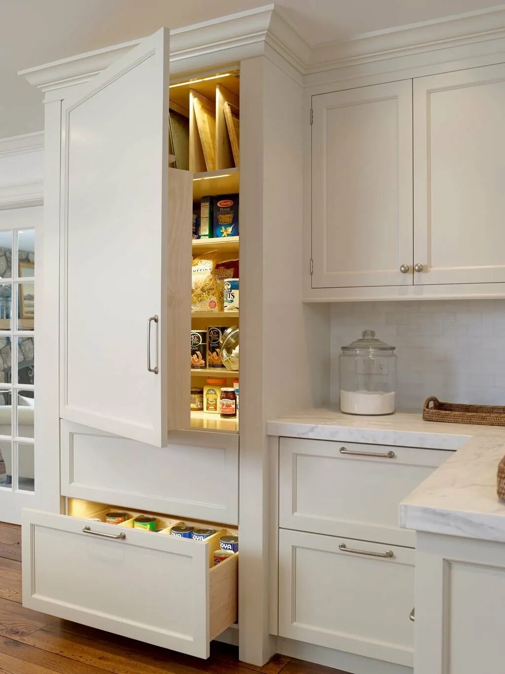 Шкаф для кухни фото. Кухонный шкаф. Шкаф на кухню. Встроенные кухонные шкафы. Маленькие шкафчики для кухни.
