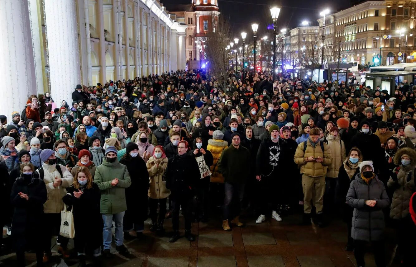 Новости москвы спб. Митинги СПБ Гостиный двор Санкт-Петербург. Митинг. Митинг в Питере 2022. Нет войне митинг в Москве.