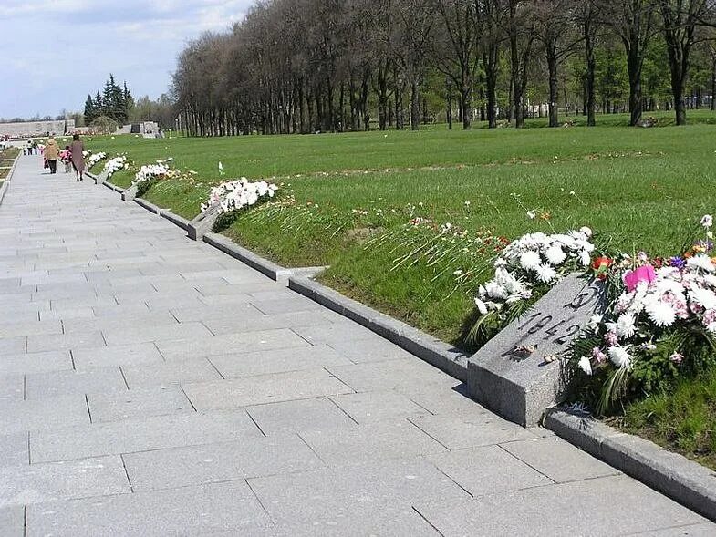 Похороненных на пискаревском. Мемориал на Пискаревском кладбище в Санкт-Петербурге. Мемориал на Пискаревском кладбище. Пискарёвское мемориальное кладбище Братские могилы. Пискаревское кладбище Братские могилы.