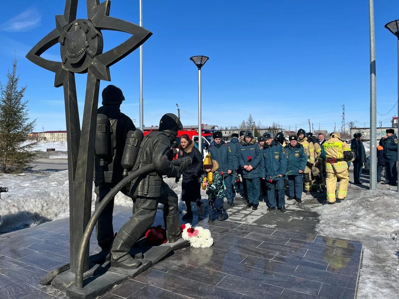 Памятники погибшим героям. Вечный огонь новый Уренгой. Памяти погибшим пожарным. Память героям мемориал. Время новый уренгой сегодня