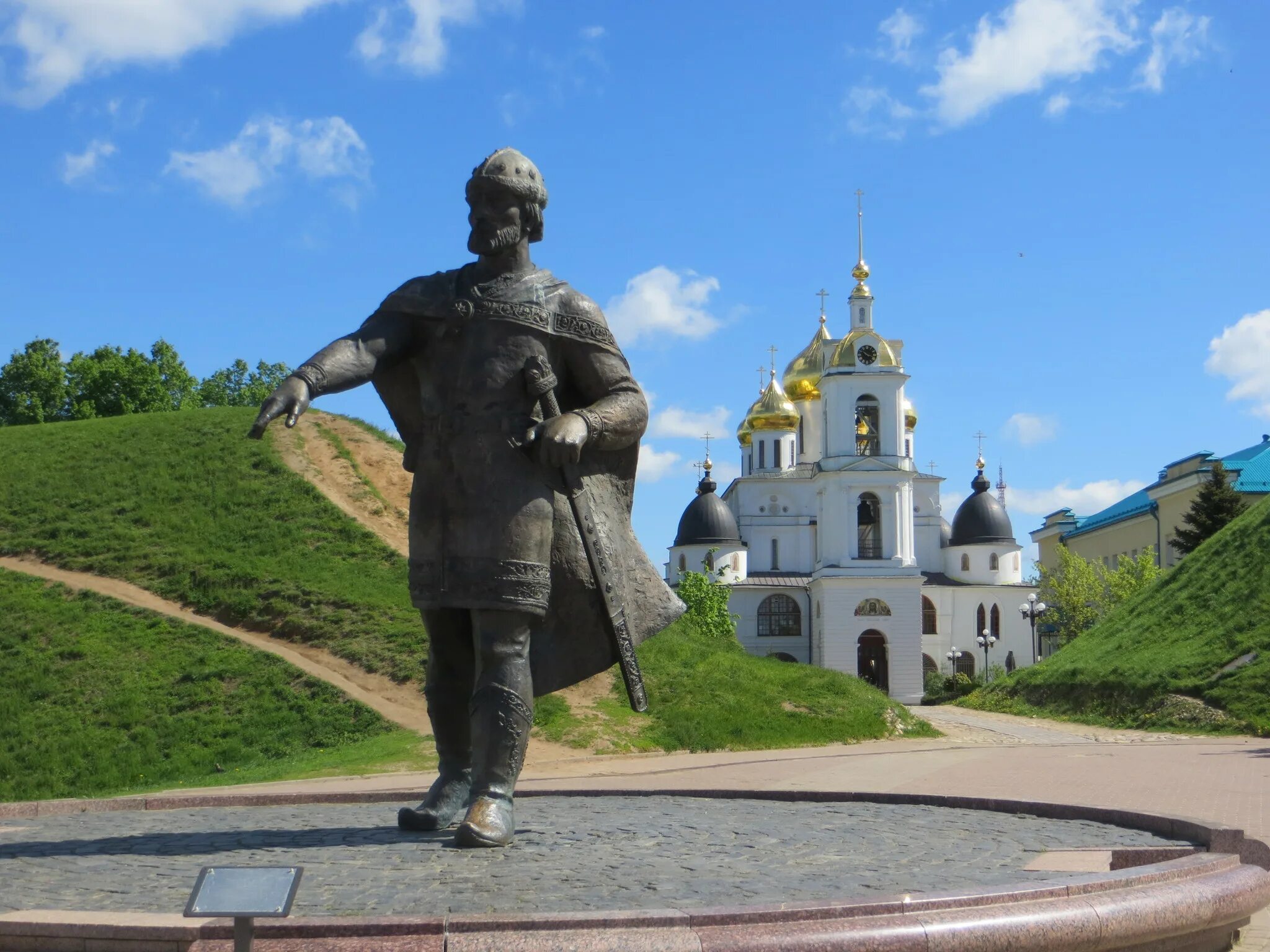 В дмитрове купить бу. Памятник Юрию Долгорукому в Дмитрове. Статуя Юрия Долгорукого в Дмитрове.