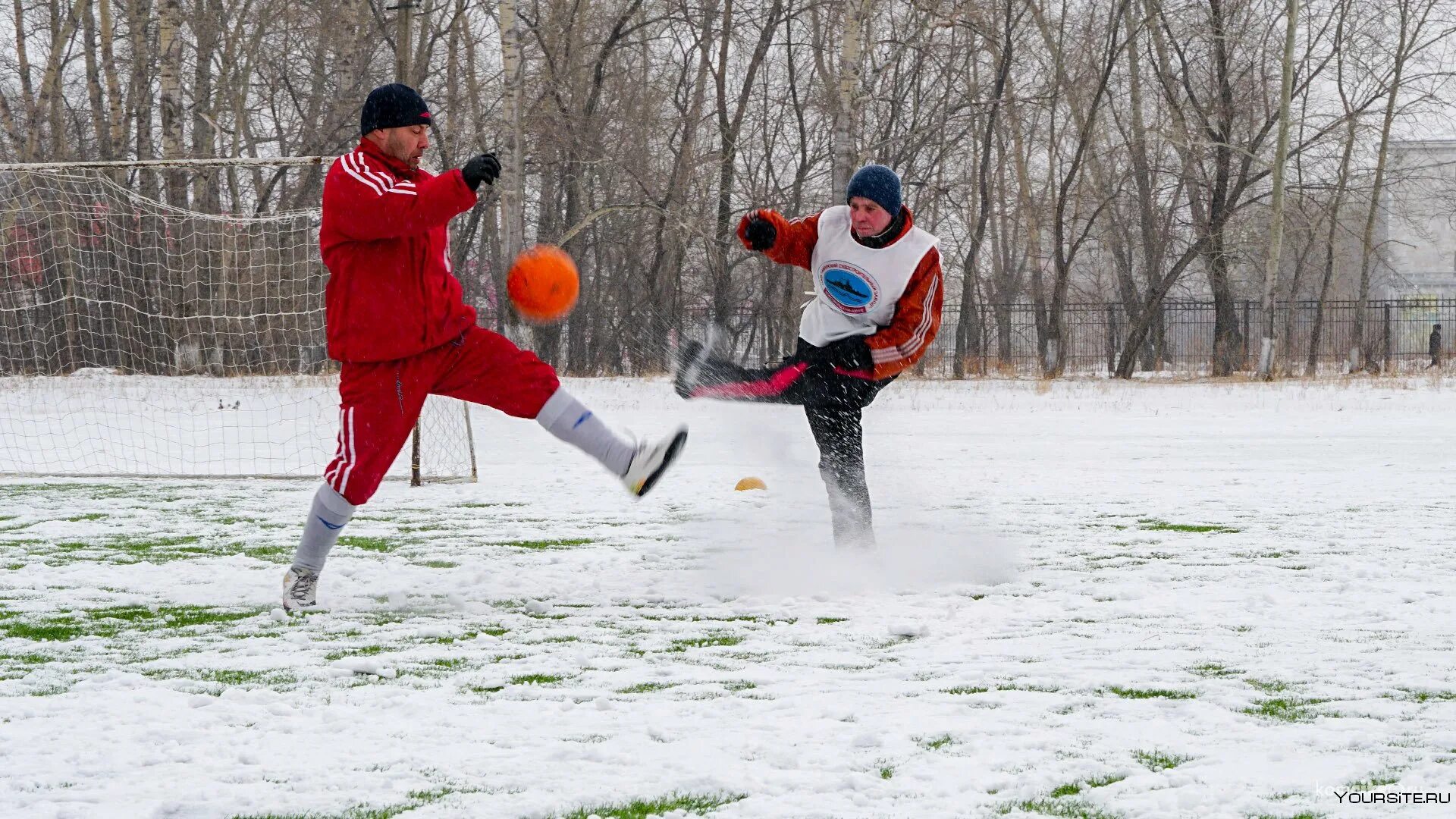 Игра зимний футбол. Стадион Строитель Комсомольск-на-Амуре. Футбол зимой. Футбол на снегу. Дворовый футбол зимой.