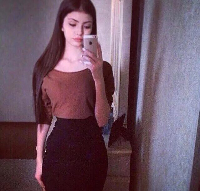 Я скромной девушкой была. Про скромных девушек смешные картинки. Афоризмы о скромности женщины. Я девушка скромная. Девушки будьте скромнее.