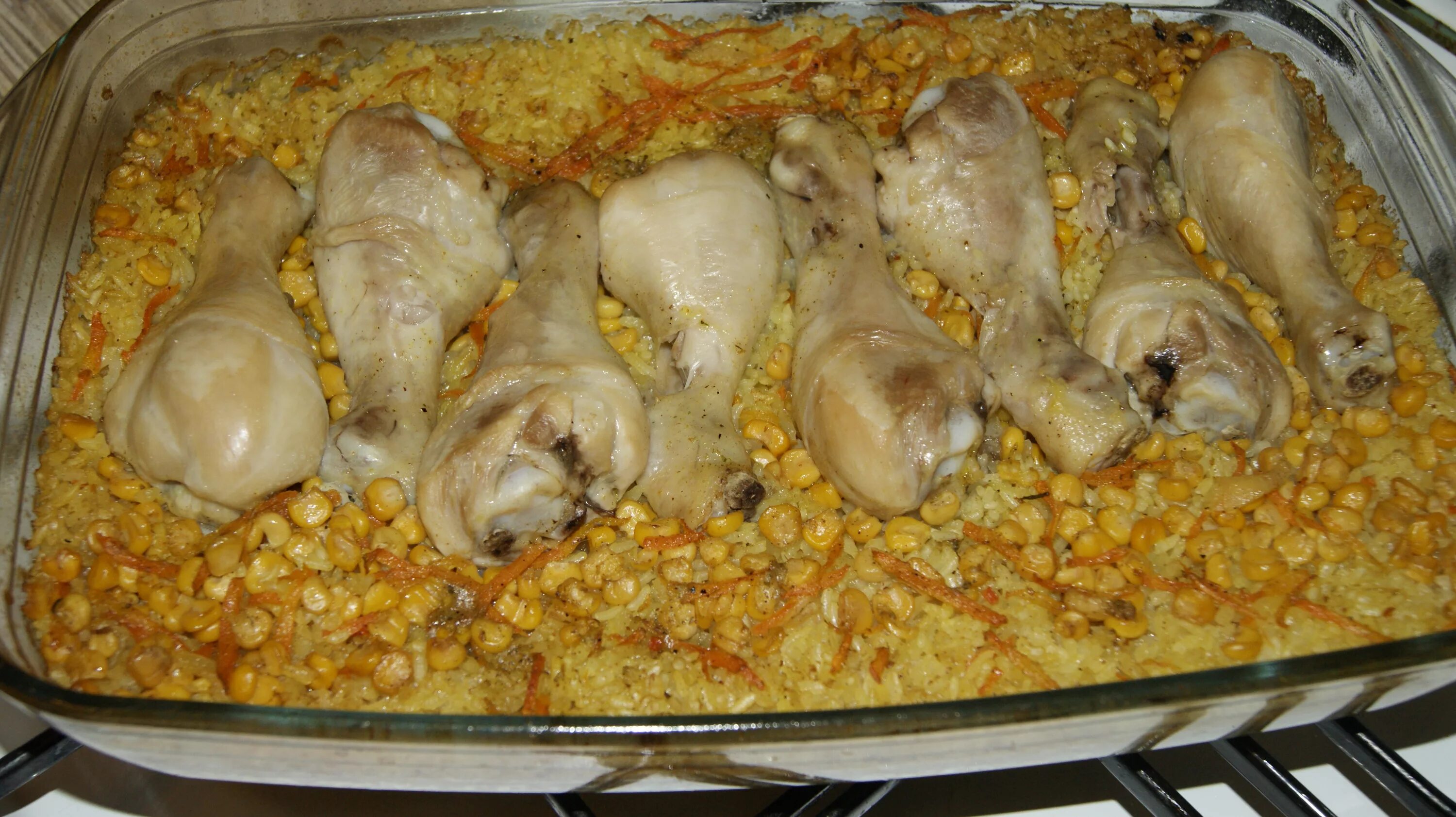 Рис с голенью в духовке. Куриные ножки с рисом в духовке. Куриные голени с рисом и кукурузой в духовке. Рис в духовке с голенью курицы.