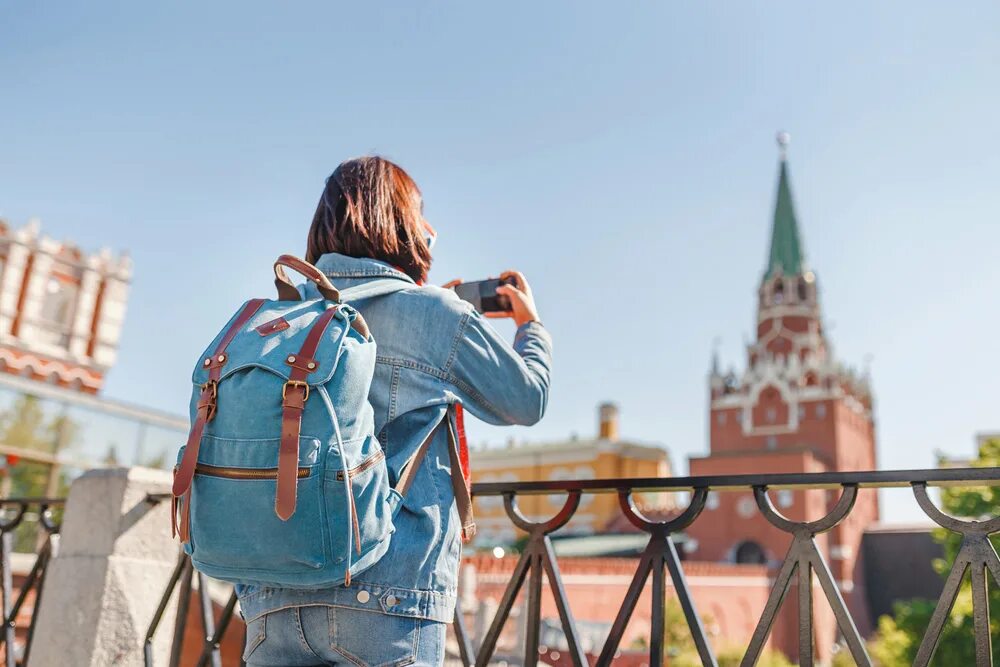 Туристы в России. Туристы в Москве. Туризм в России. Туристы в городе.