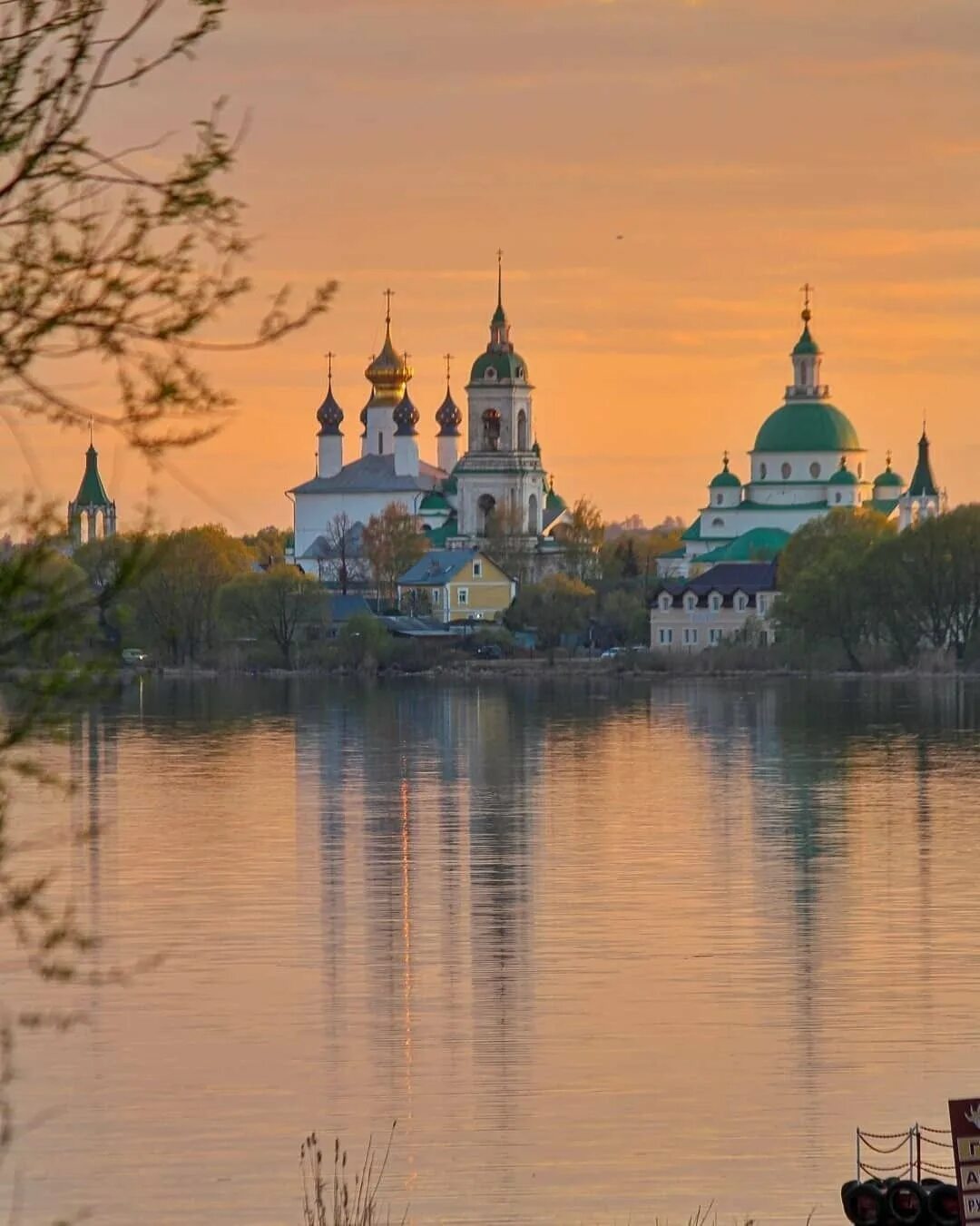 Озеро Неро Ростов. Озеро Неро Спасо-Яковлевский монастырь. Озеро Неро Ярославская область. Ростов Великий Спасо-Яковлевский монастырь.