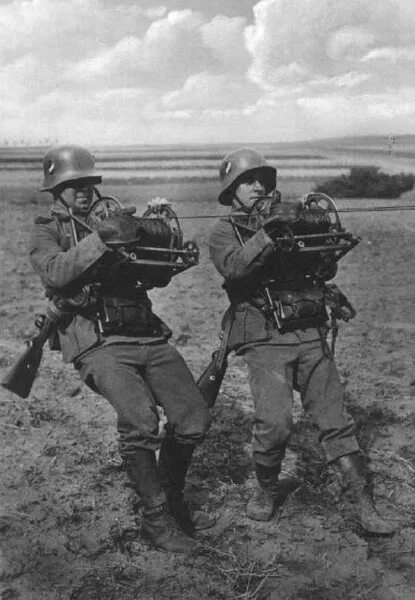 немецкая радиостанция солдат вермахта. солдаты вермахта на западном фронте. связь вермахта. полевой штаб вермахта реконструкция. немецкий связист.