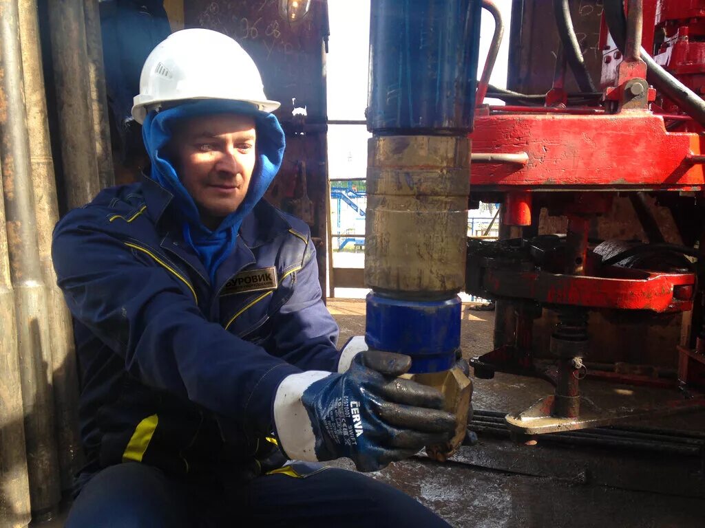 бурильщик. порталы буровая. бурение скважин буровик 76. андрей васильев ноябрьск нафтагаз бурение. бурение скважин.