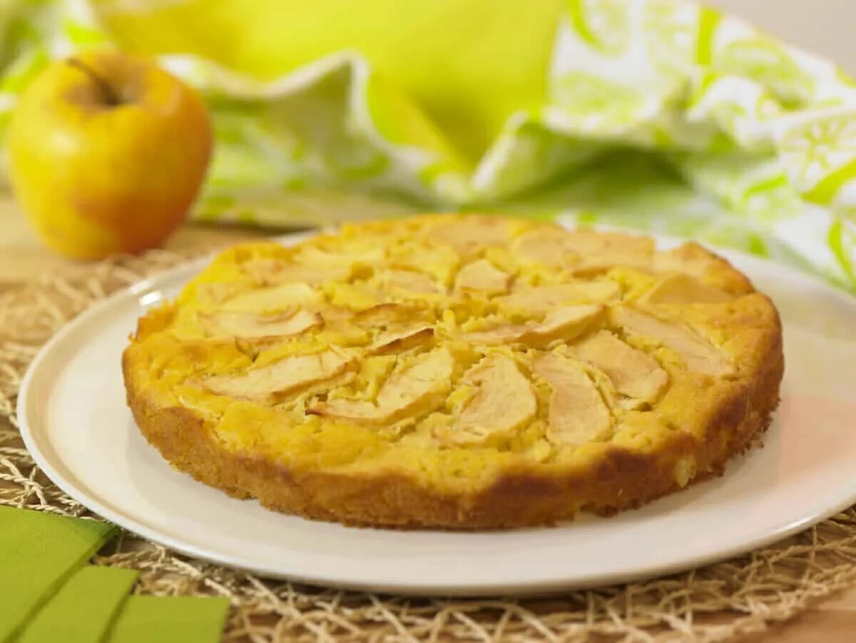 Вкуснейший пирог заливные яблоки. Заливной пирог с яблоками. заливной порог с яблоками. заливной пирог сиблоками. заливной пирог из яблок.