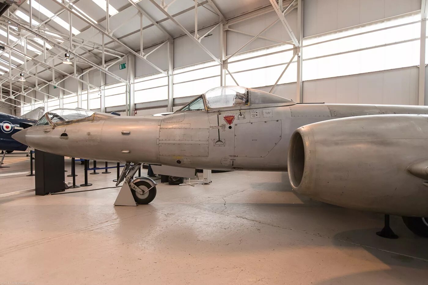 Raf 2. Gloster Meteor f.8 prone Pilot. Глостер Метеор f8 "лежачий пилот“. Gloster Meteor пилоты. Глостер Метеор кабина.