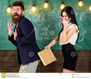 Учительница шлепает ученицу
