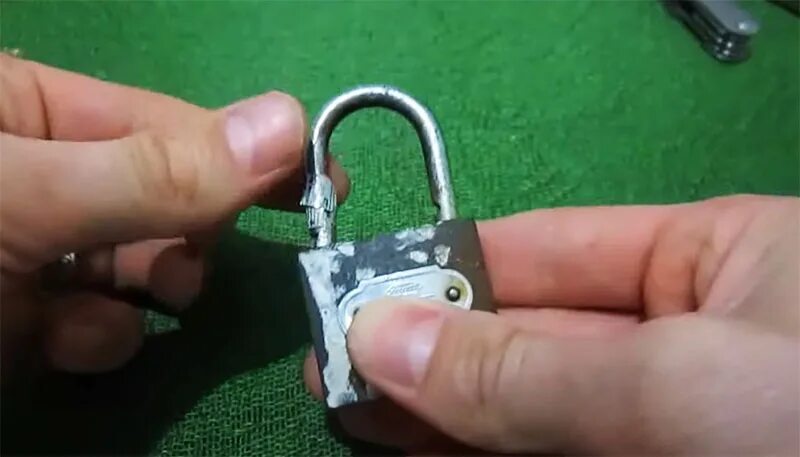 Открыть замок быстро. Замок навесной. навесной замок с магнитным ключом. открытие навесных замков без ключа. вскрытие простого замка.