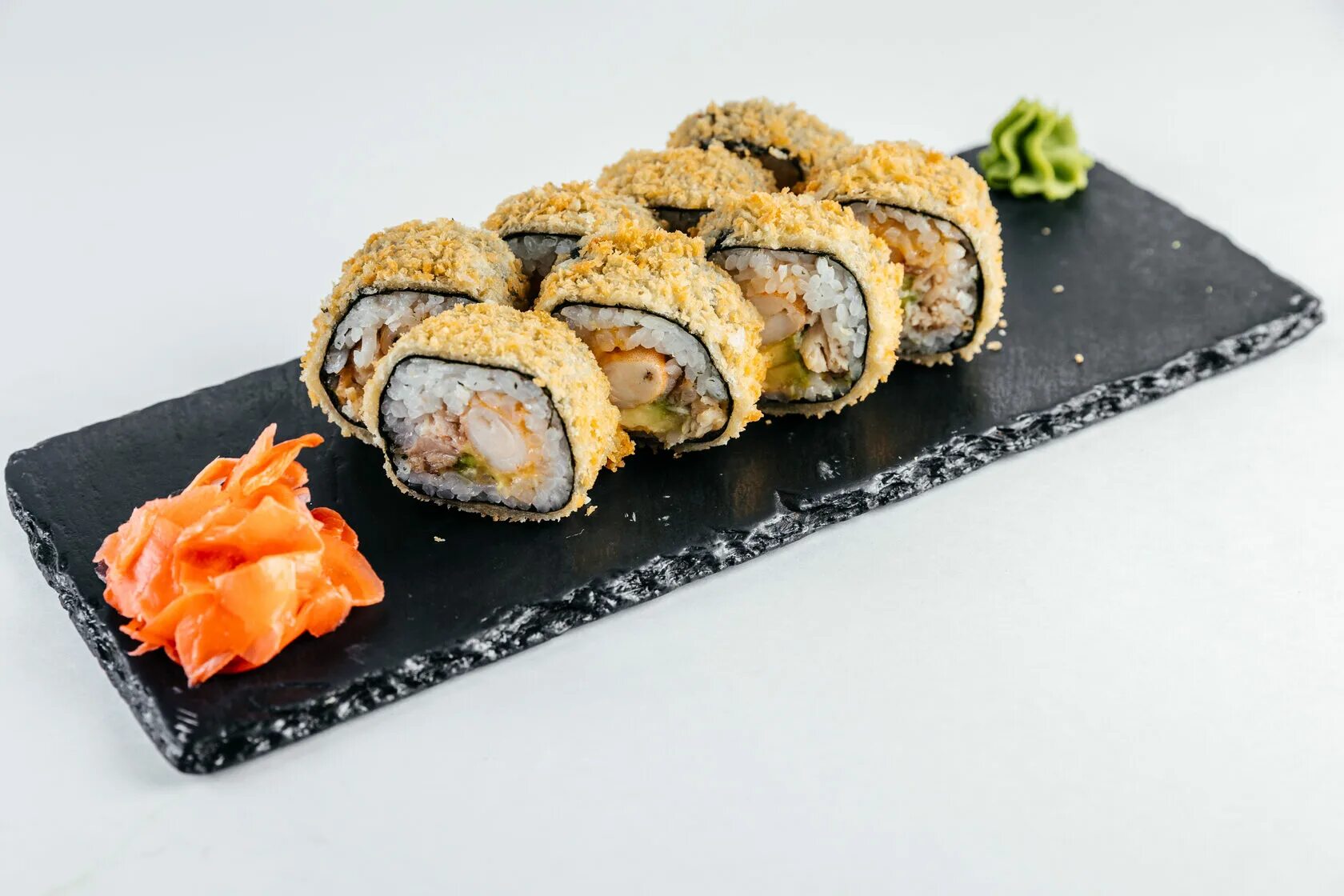 Темпура запеченные. Тори темпура ролл. Spaysi Tempura sushi. Ролл темпура спайси. Спайси Калифорния темпура.