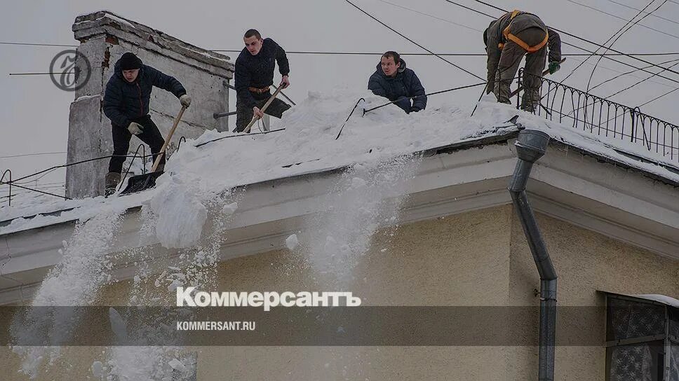 С крыш падает вода. Сход снега с крыши. Сход льда с крыши. Упала крыша от снега. Угроза падения снега с кровли.