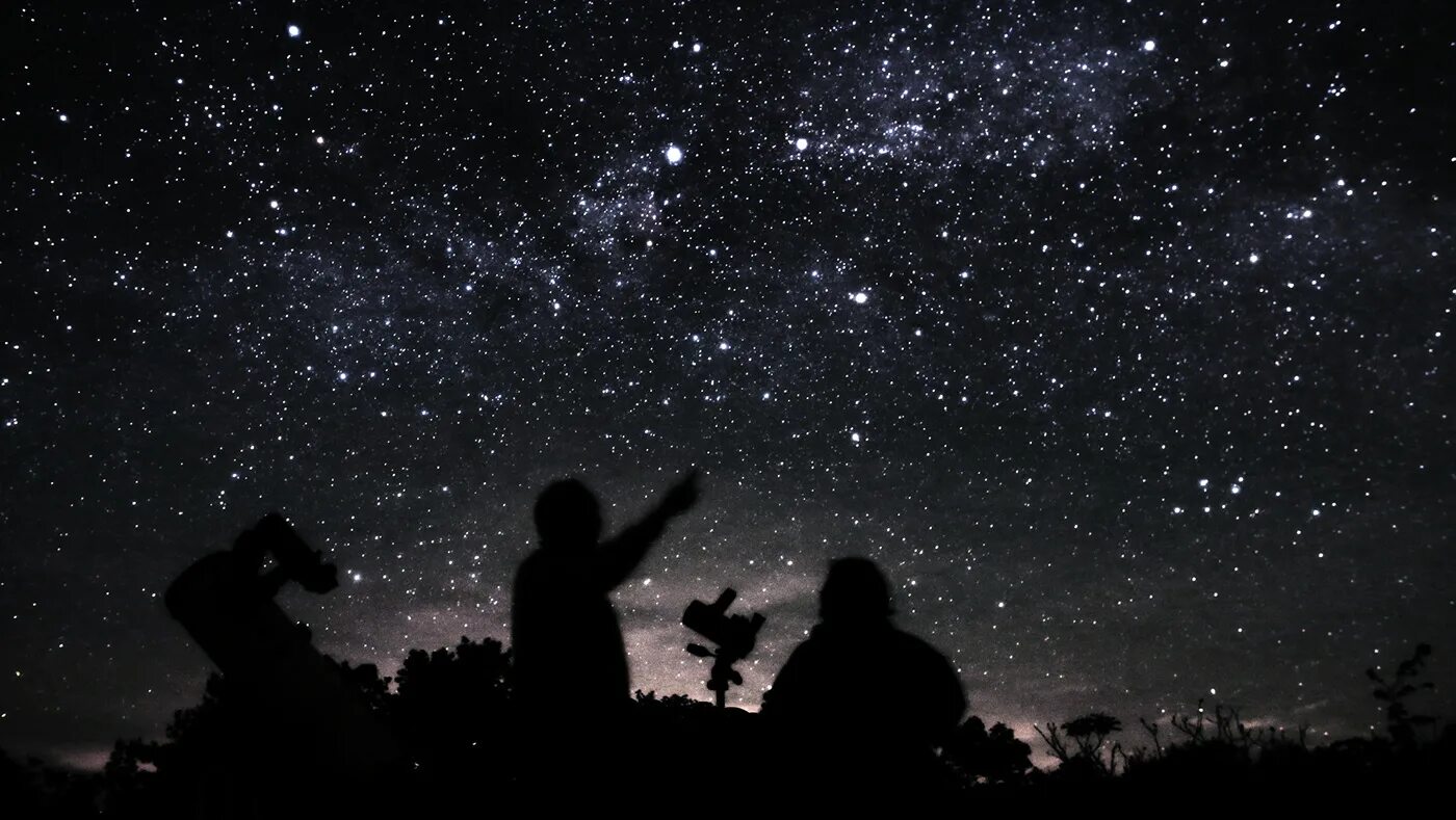 Песня looking at the stars. Ночь звезды. Под звездами. Звездное небо астрономия. Звездное небо и человек.