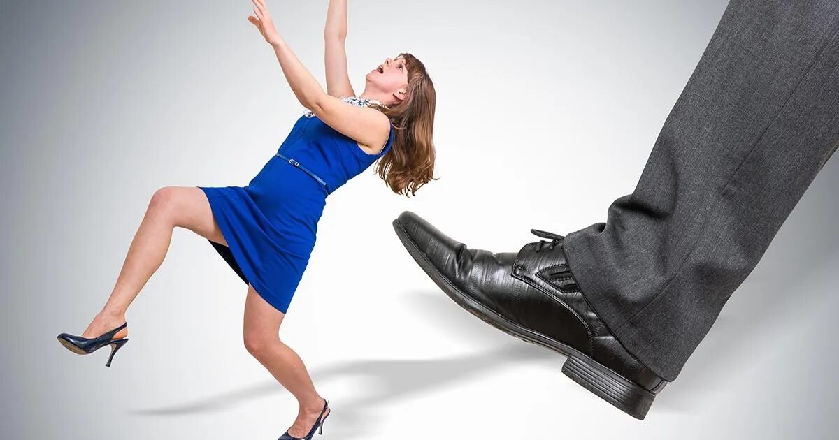 пинок под зад карикатура. пинок картинка смешная. женская нога пинает. дам под зад. дам под зад.