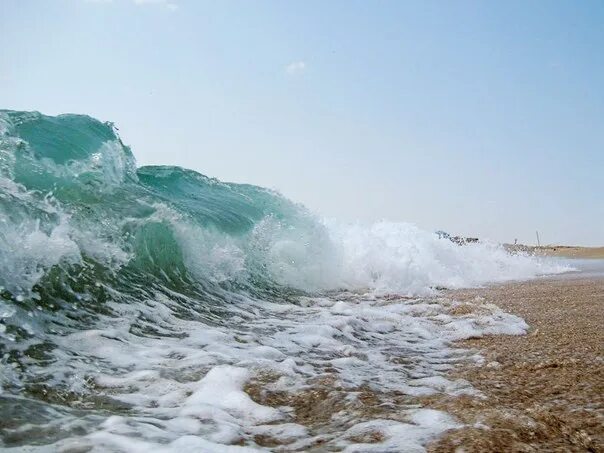 Пляж Беляус в Крыму. Шторм на Беляусе Крым. Беляус большие волны. Шторм на косе Беляус.