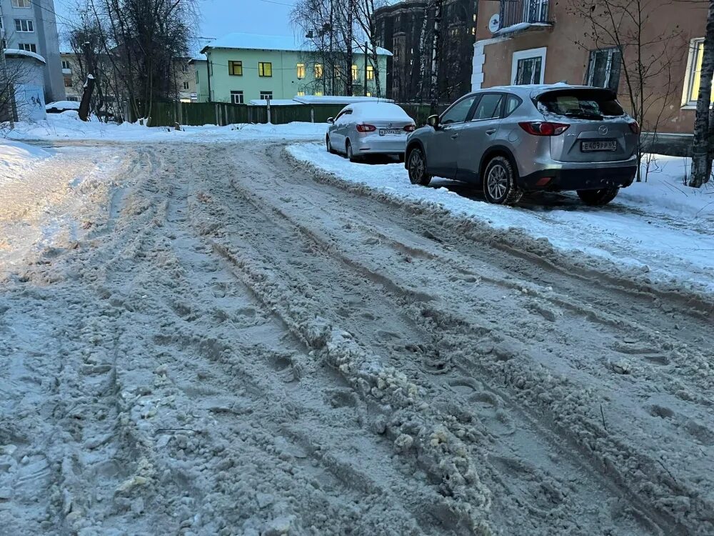 Дороги не чистят от снега. Снег на дороге. Неочищенные дороги от снега. Заснеженная дорога. Снег во дворе.