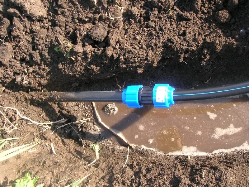 Труба пнд 32 мм для прокладки в траншее. Пнд 32 утеплённая. Пнд труба 20 водопровод летний. Труба для водопровода пластиковая в землю. Капельный полив из пнд трубы 20.