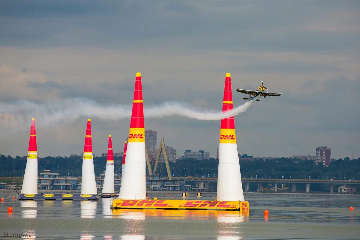 Ред булл спортивные мероприятия. Bull air race. Самолеты red bull air. Red bull avia racing. Пилотажный самолет red bull.