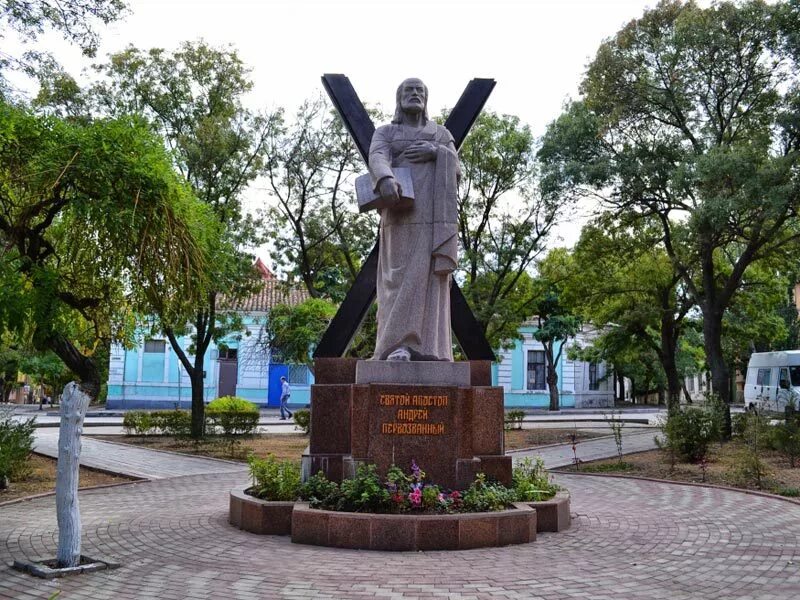 Памятник апостолу. Андрей первозванный в феодосии. феодосия памятники. феодосия статуя. город феодосия крым памятники.