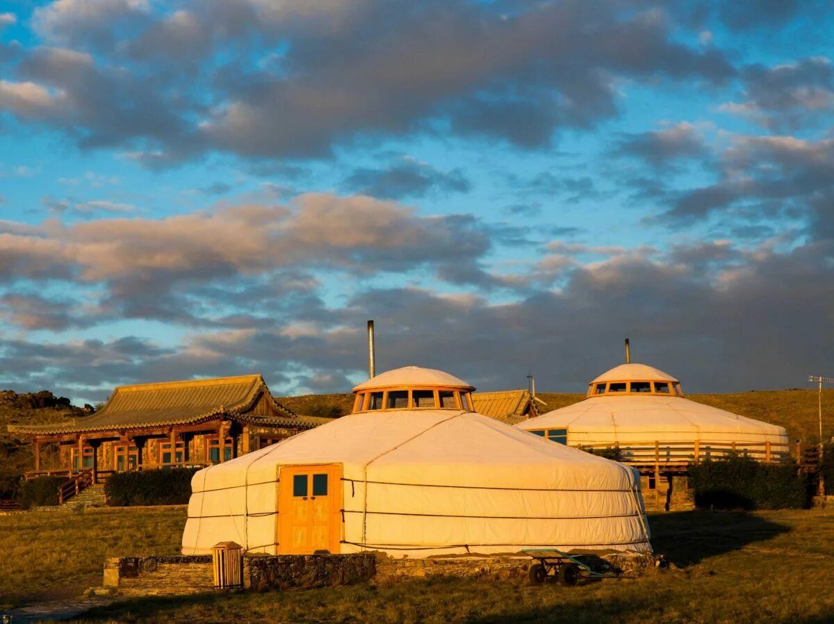 Го монголия. Three camel lodge монголия. пустыня гоби монголия. монголия юрт отель. юрты в пустыне гоби.