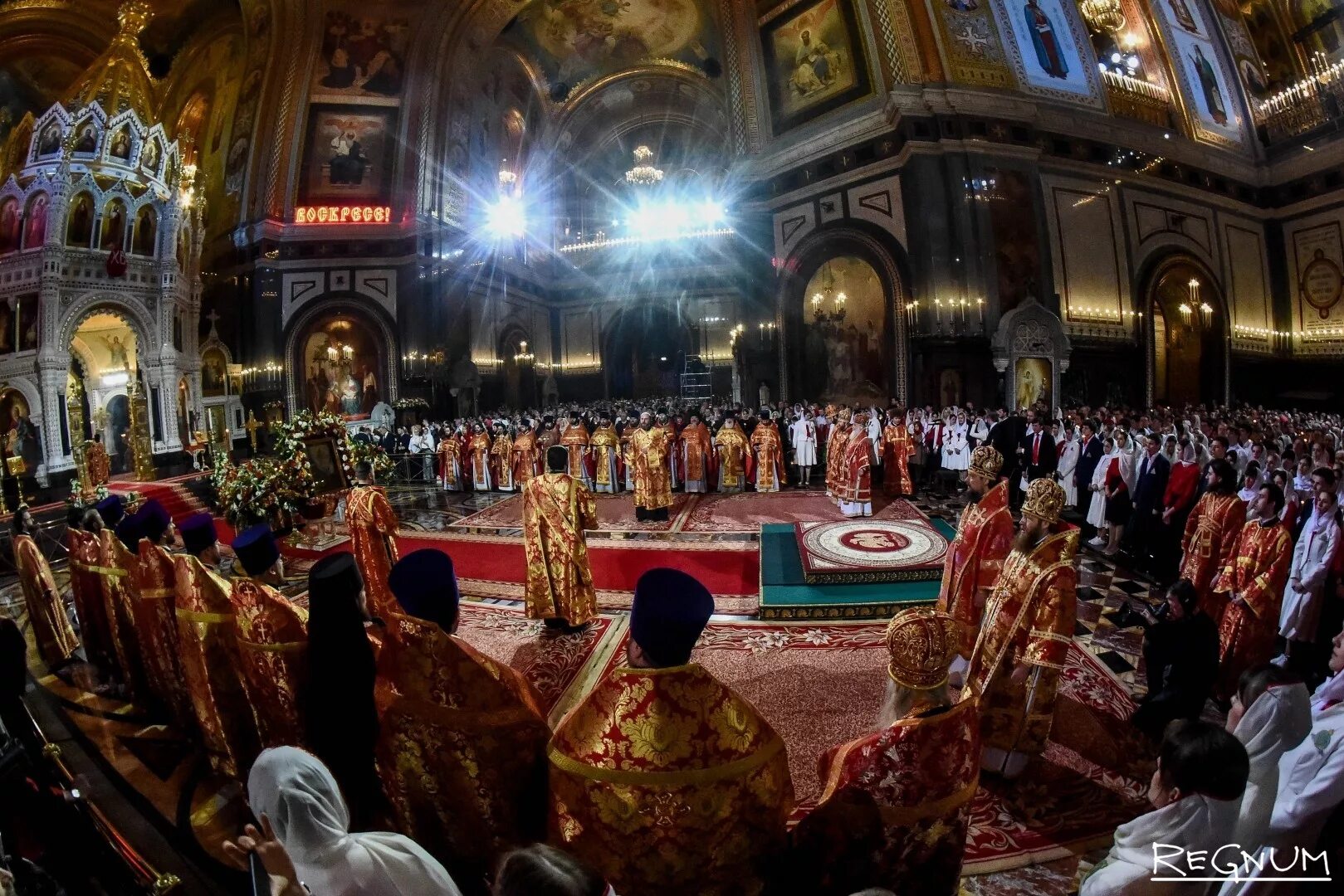 Православное церковное богослужение. Богослужение в храме Христа Спасителя. Пасхальная служба в храме Христа Спасителя. Крещение Господне всенощная храм Христа Спасителя. Служба в ХХС.