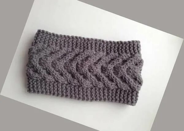 Повязка на голову резинкой спицами. Повязка резинка спицами. Повязка резинкой с перехлестом. Повязка английской резинкой. Повязка на голову спицами.