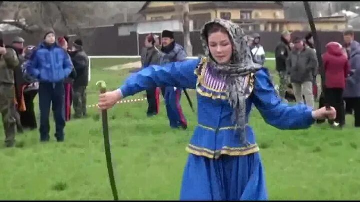 Казачка с шашками видео. Казачий пляс с шашкой. Казачка с шашками. Ойся ты ойся ты ты меня не бойся. Казачка с шашкой фланкировка.