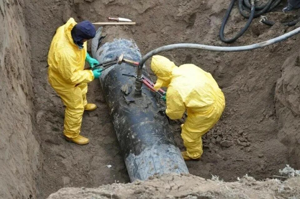 хищение нефтепродуктов. криминальная врезка в нефтепродуктопровод. хищение нефтепродуктов. врезка в трубу газопровода. несанкционированная врезка в нефтепровод.