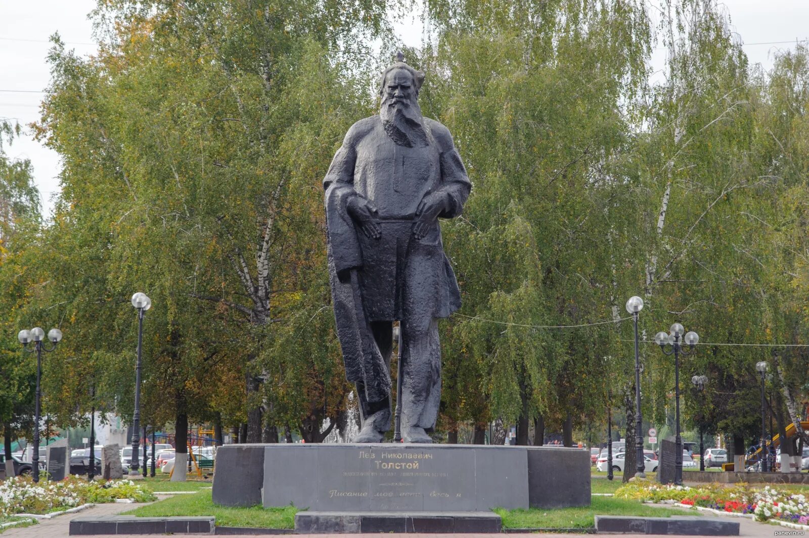 Память льву николаевичу толстому. Памятник л н толстому в Туле. Памятники льву Николаевичу толстому. Лев толстой памятник Тула. Памятник льву Николаевичу толстому в Туле.