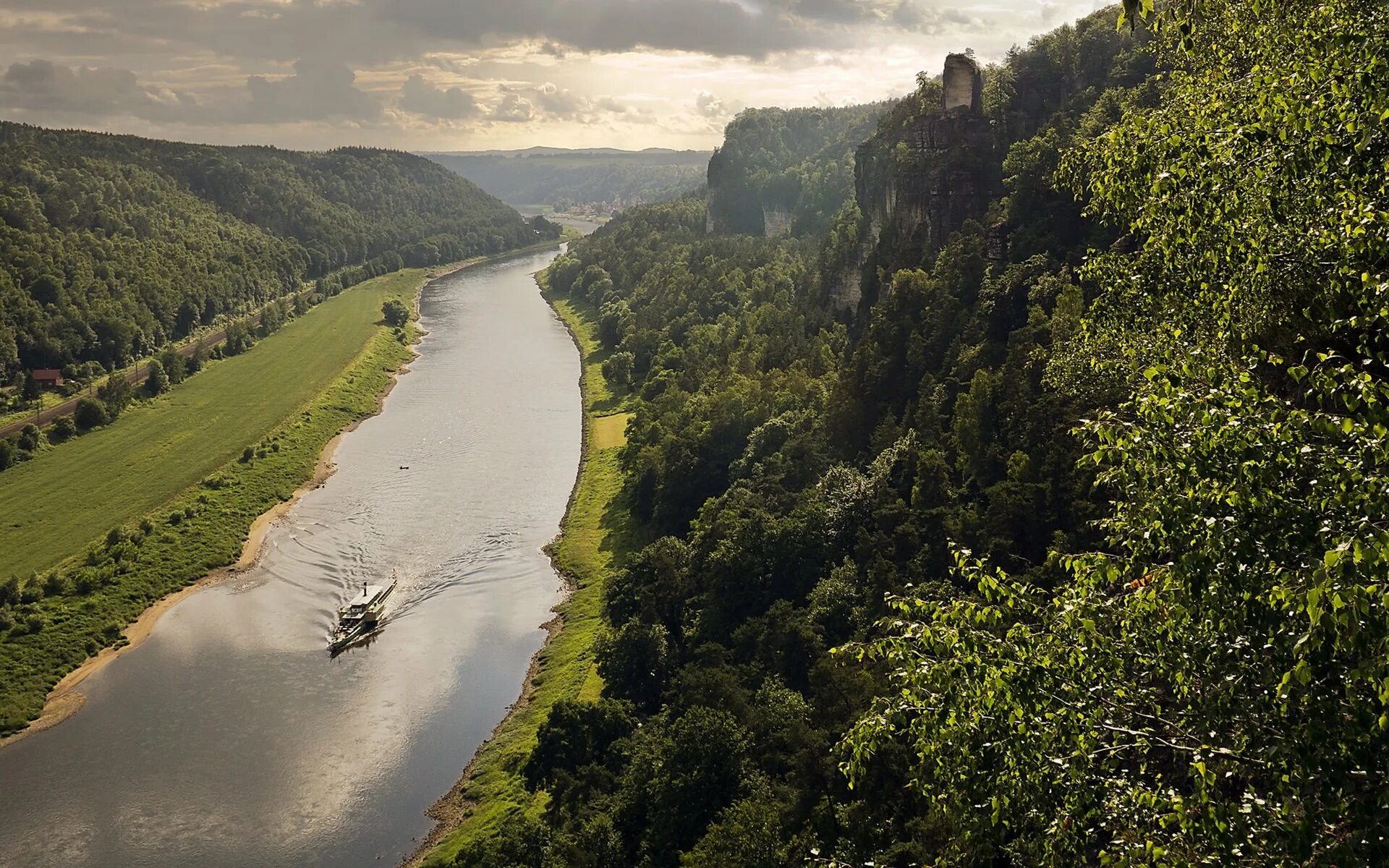 Как называется река германии. Дрезденская Долина Эльбы. Река Эльба в Германии. Река Морава Чехия. Нижняя Саксония река Эльбе.