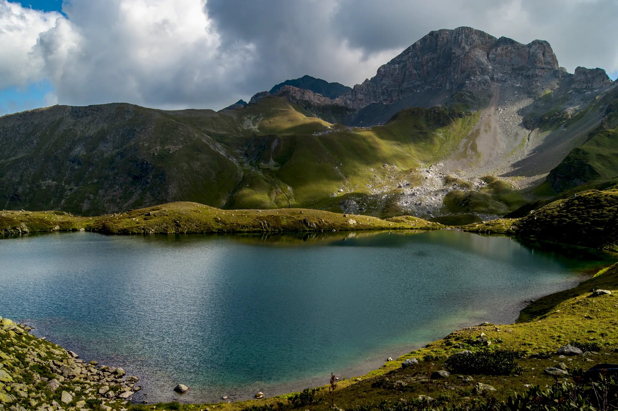 Глубокий море с зеленой водой. Rosseau lake college. Water unsplash. Озеро данных картинка. Горное озеро зеленая вода.