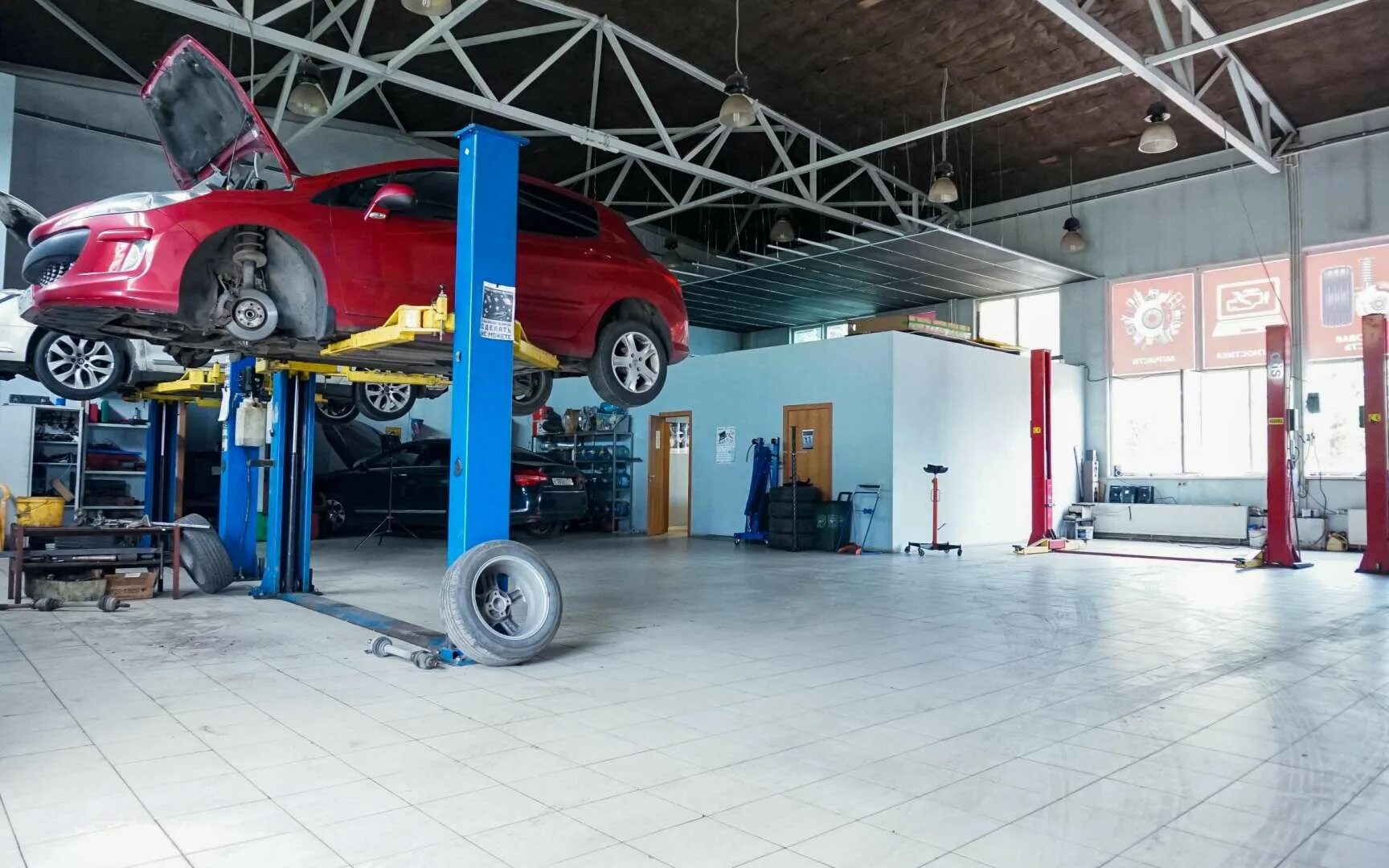 Со автосервис. Автомастерская в гараже. гаражный автосервис. интерьер автосервиса. обустройство автосервиса.