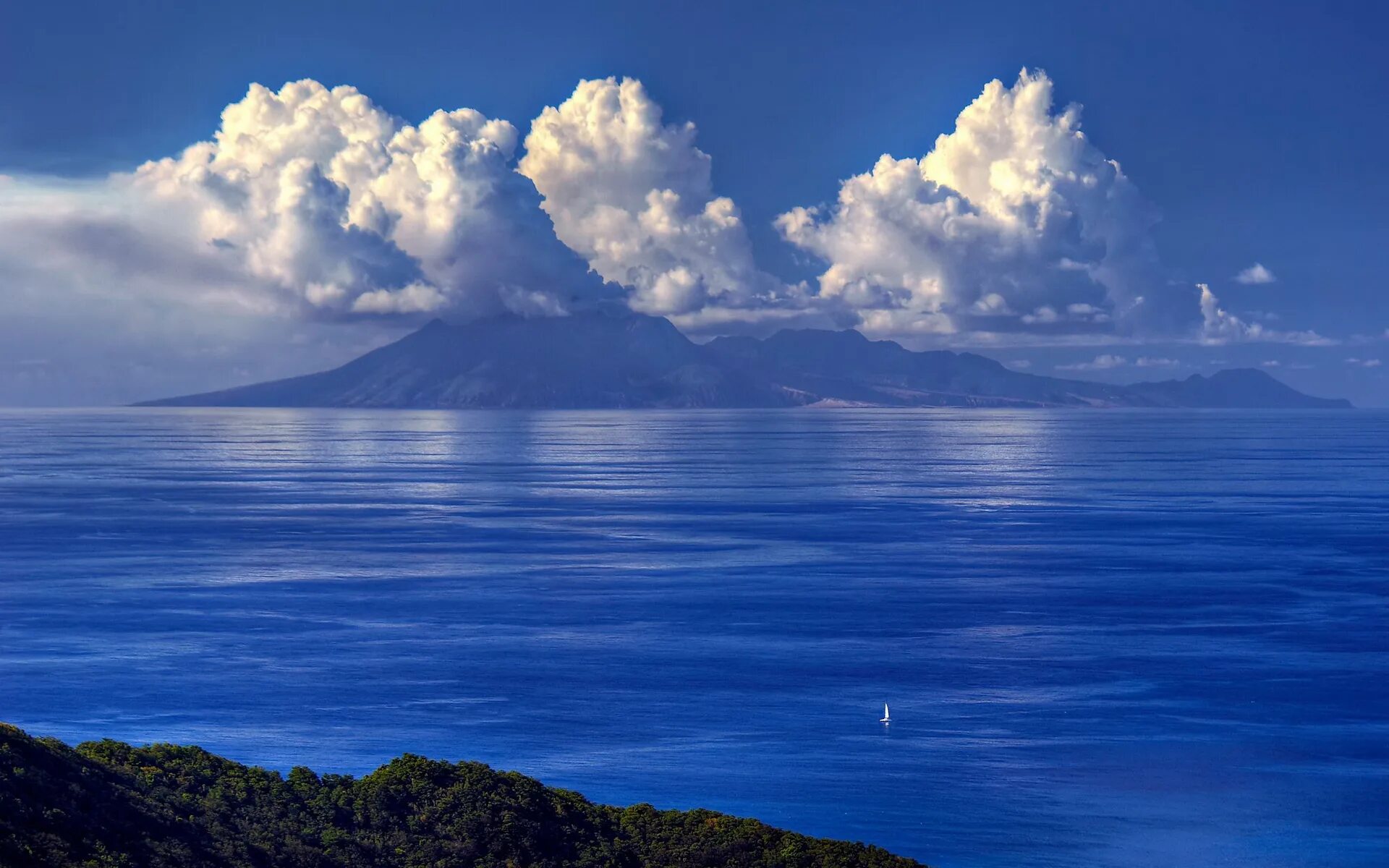 Океан рядом. Остров Лингшан Филиппинское море. Море и горы. Небо море облака. Море и небо.