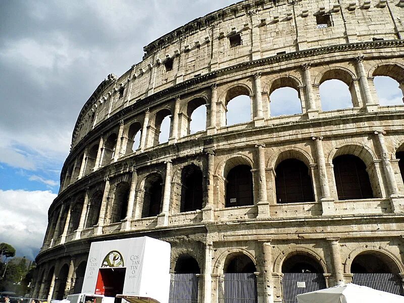 Coliseum спб. Базальтовая башня Рим. Колизей СПБ. Памятники в Риме. Рим достопримечательности стена.