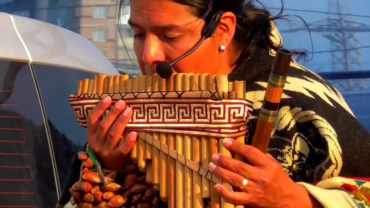Индеец играет музыку
