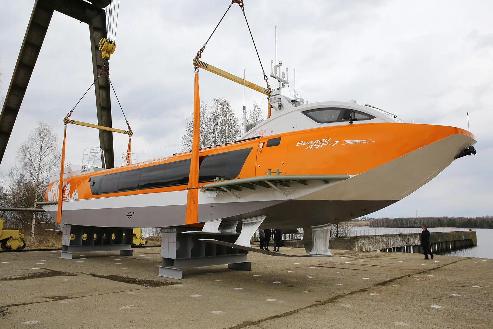 Судно валдай 45р. Спк судно. Метеор корабль на подводных крыльях. Спк валдай 45р. Теплоход валдай 45р.