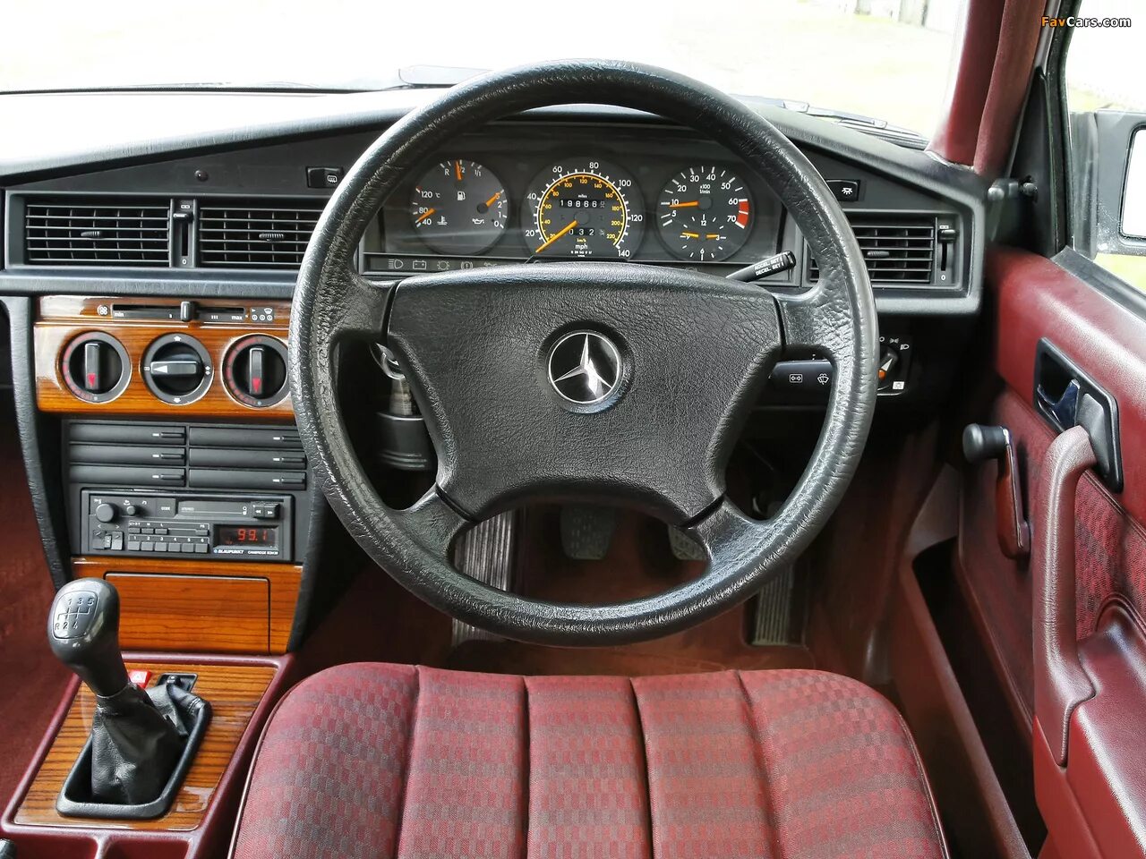 Mercedes w124 салон. Руль мерседес 124. Салон w124 200e. Mercedes w126 салон. Механик 124.