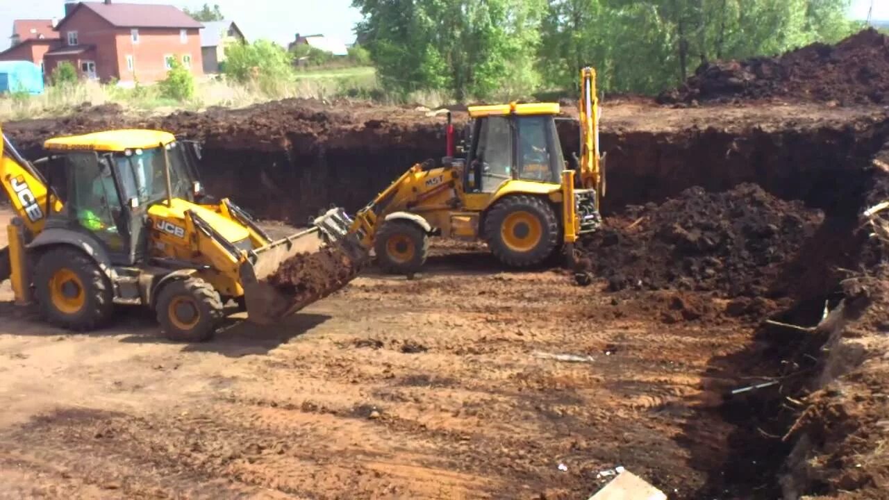 Работа трактора экскаватора. Экскаватор JCB 3cx рытье траншей. Планировка участка экскаватором погрузчиком JCB. JCB 3cx копает котлован. Копка котлована JCB.